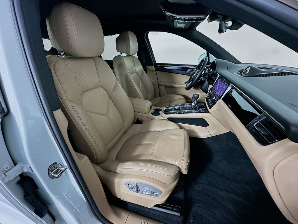 Thumbnail: 2020 Porsche Macan - 29