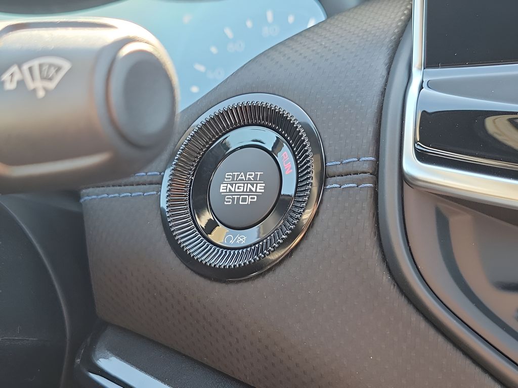 New 2026 Black Jeep Latitude image 37