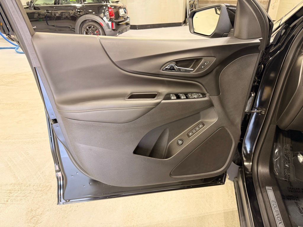 Thumbnail: 2022 Chevrolet Equinox - 10