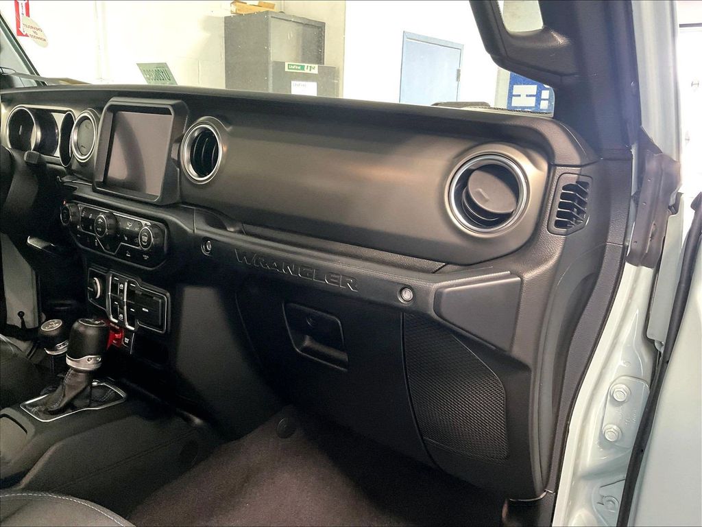 2023 Jeep Wrangler — photo 13