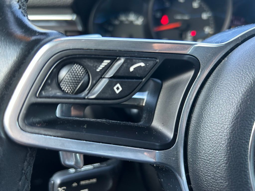 Thumbnail: 2020 Porsche Macan - 26