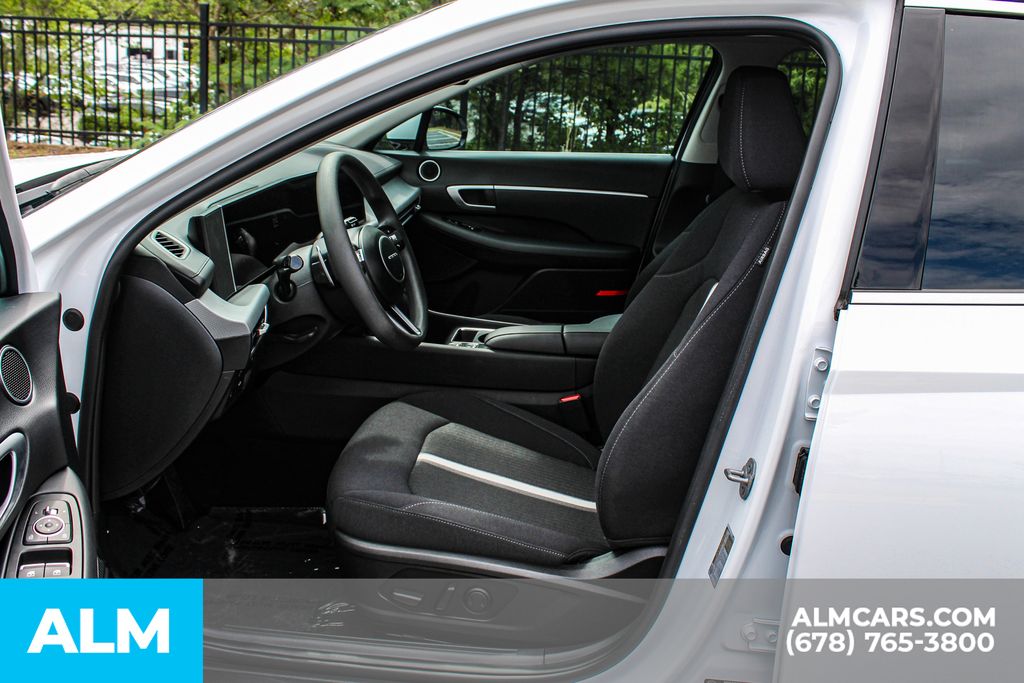 Used 2025 White Hyundai SEL image 16