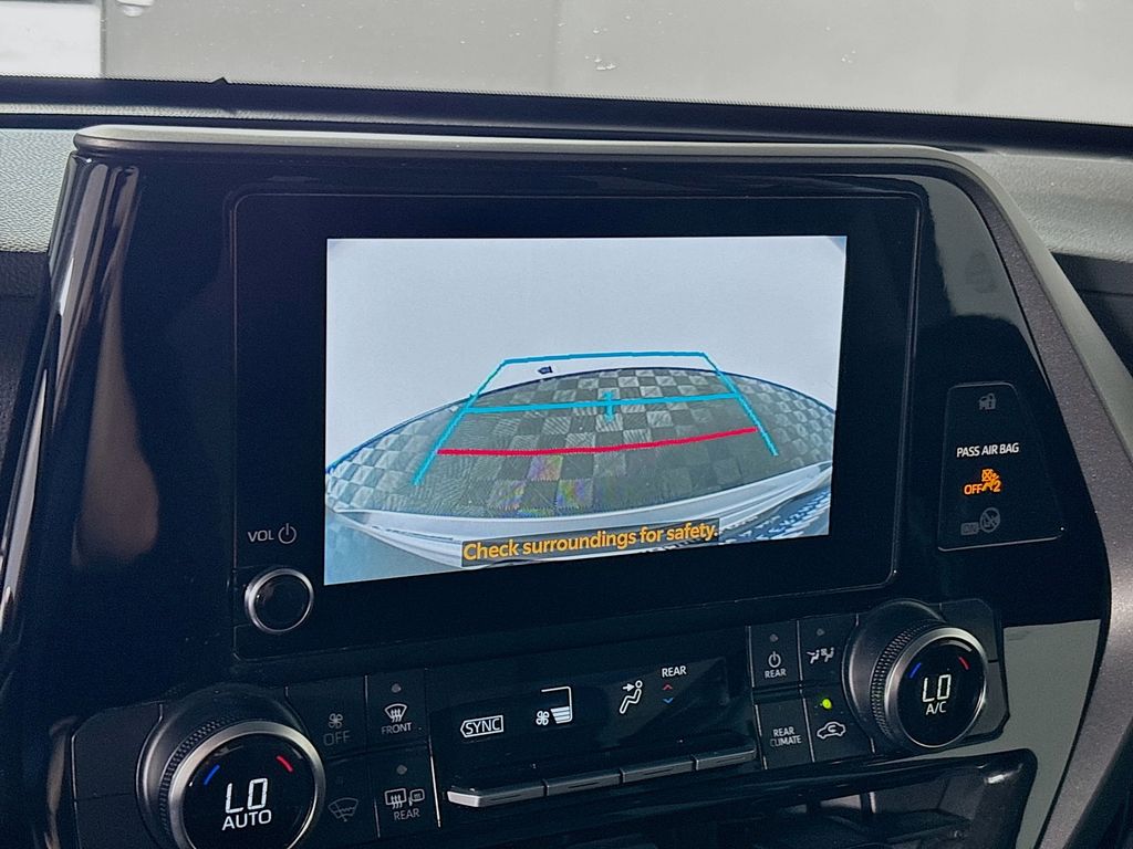 2024 Toyota Highlander LE