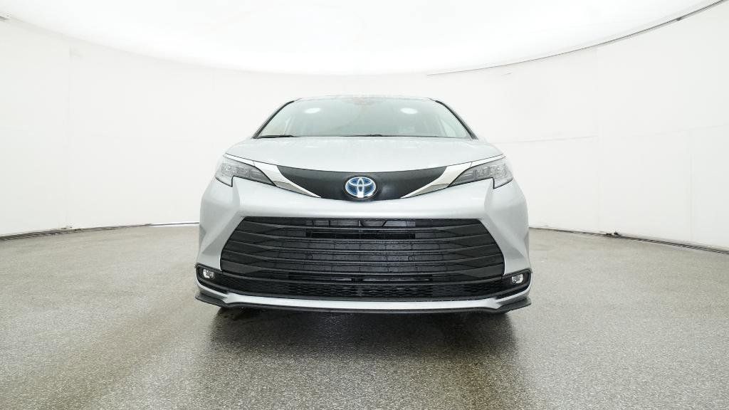 Thumbnail: 2025 Toyota Sienna - 18