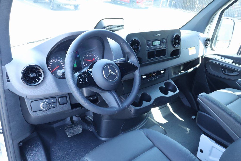 Thumbnail: 2025 Mercedes-Benz Sprinter - 3