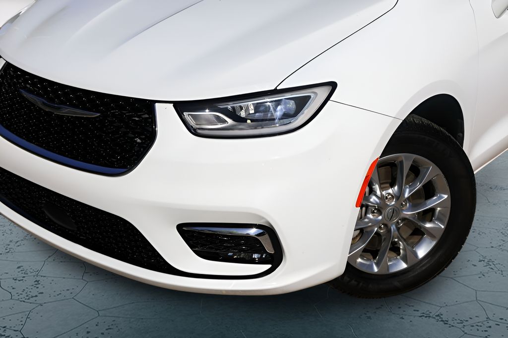 Used Car 2022 Chrysler Pacifica  Touring L For Sale Under $30,000 In Austin, Texas