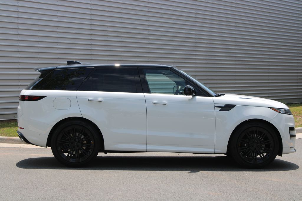New 2026 White Land Rover Dynamic SE image 3
