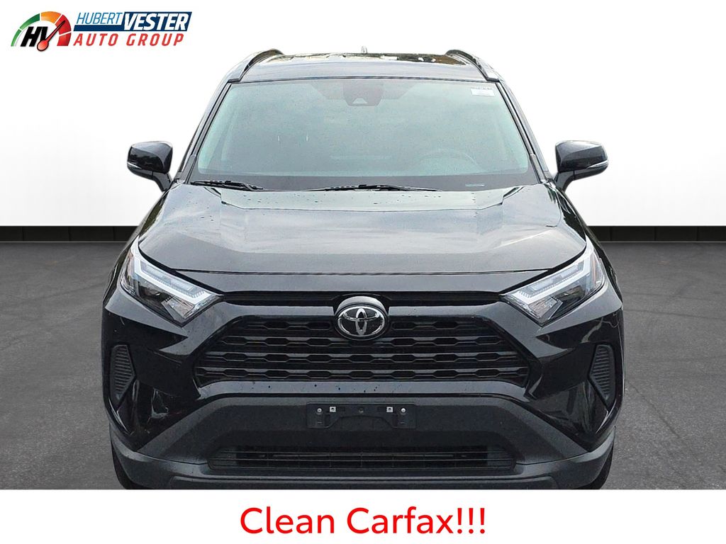 2024 Toyota RAV4 XLE photo 3
