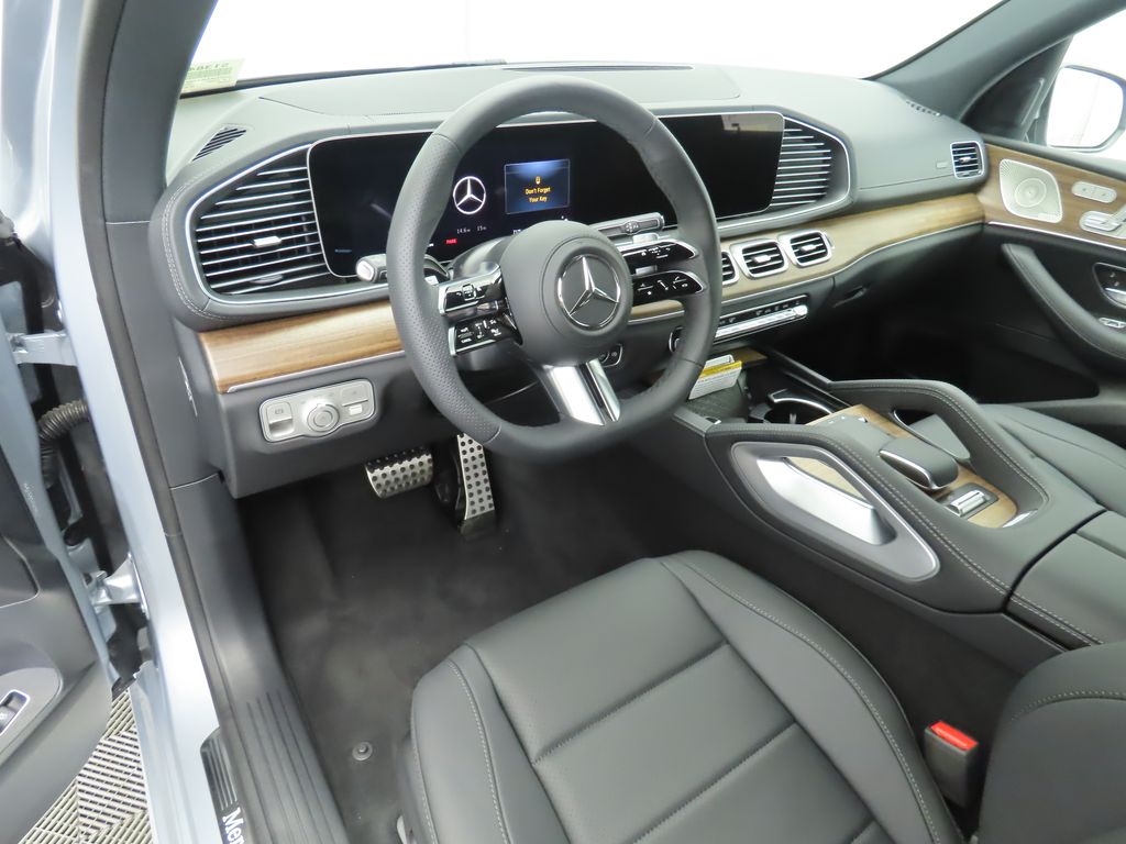 2025 Mercedes-Benz GLS 450 4MATIC 10
