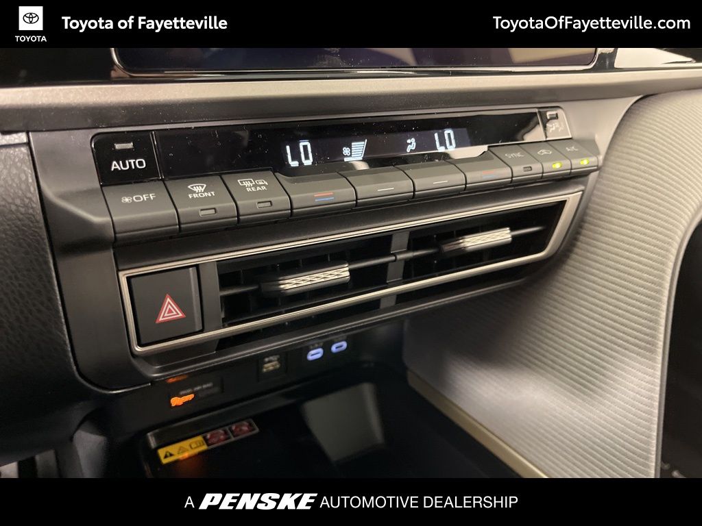 2025 Toyota Camry SE 31