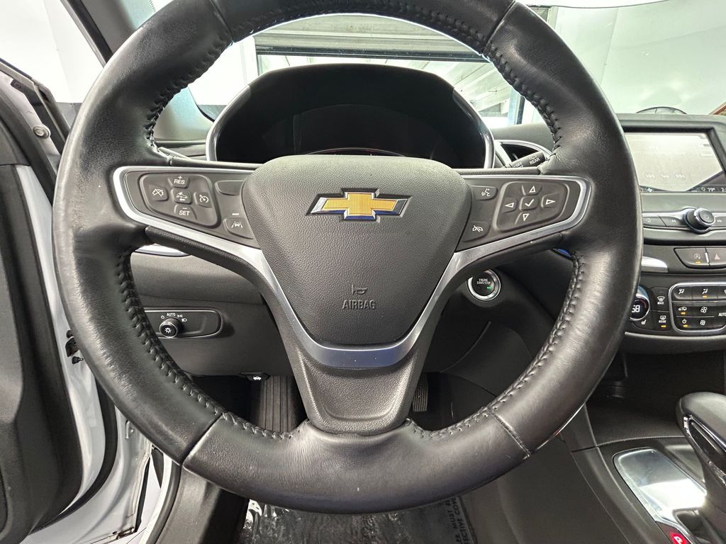 Used 2022 Iridescent Pearl Tricoat Chevrolet LT image 27