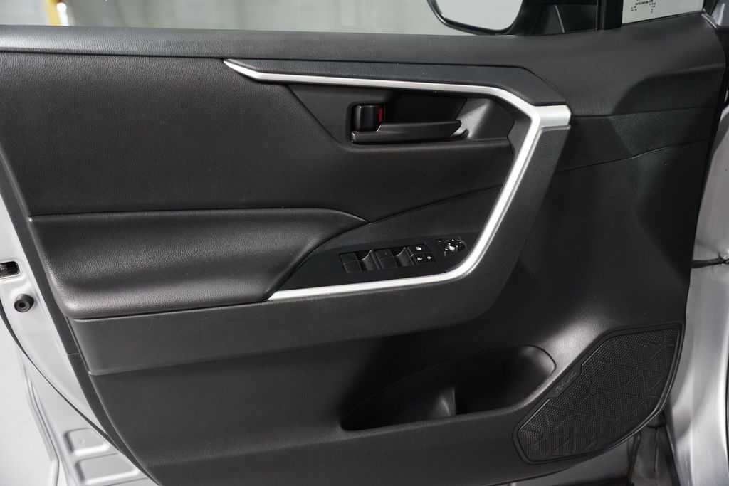 Thumbnail: 2020 Toyota RAV4 - 27