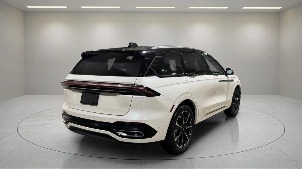 Certified Used 2024 White Platinum Metallic Tri-Coat Lincoln Reserve image 3