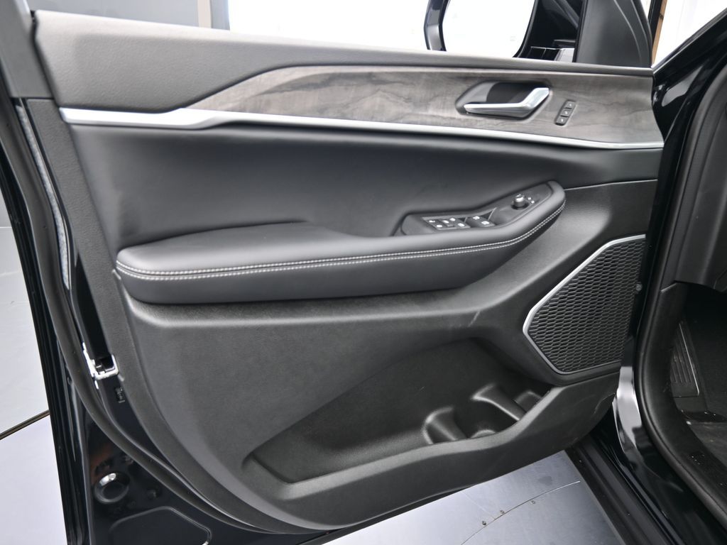 New 2026 Diamond Black Crystal Pearlcoat Jeep Limited image 16