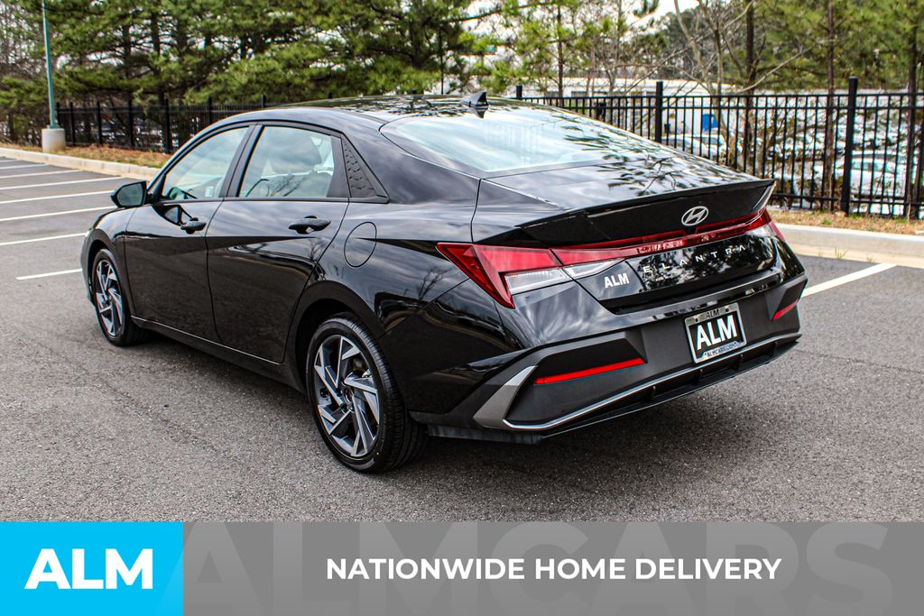 Used 2025 Black Hyundai SEL Sport image 5