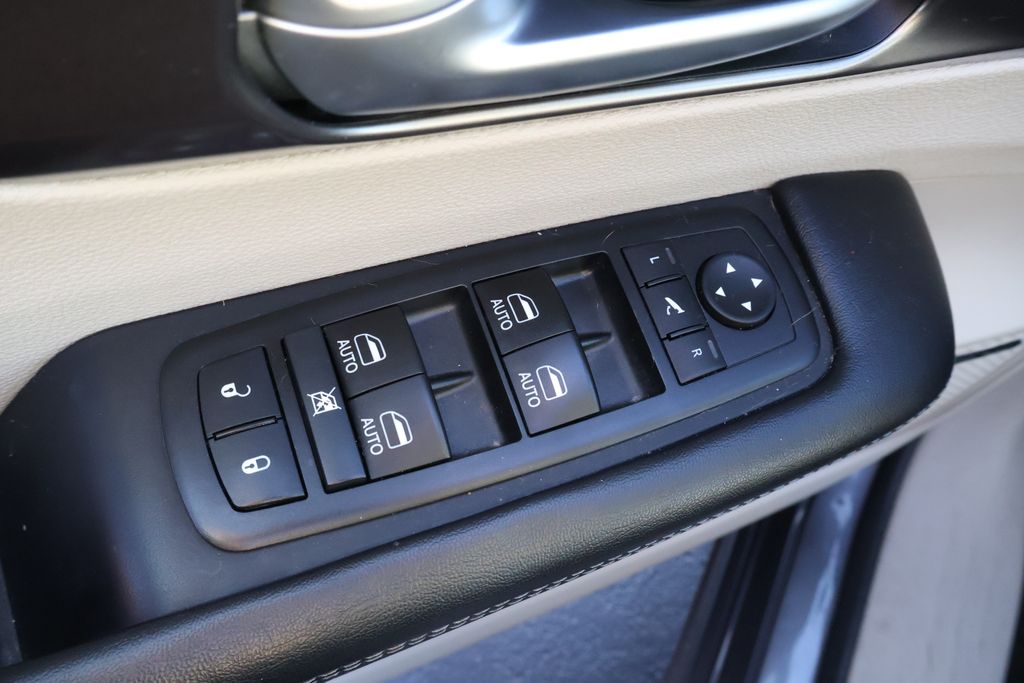 Thumbnail: 2018 Chrysler Pacifica - 16