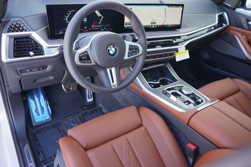 2025 BMW X7 M60i 12