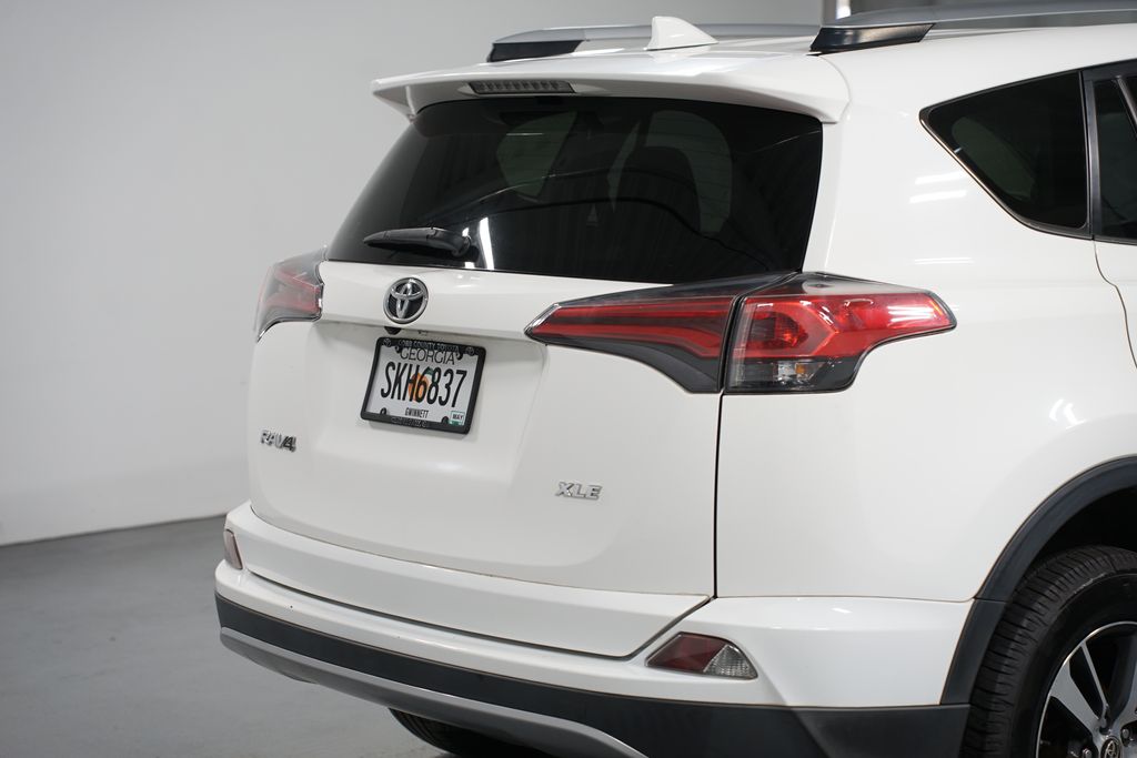 Thumbnail: 2018 Toyota RAV4 - 9