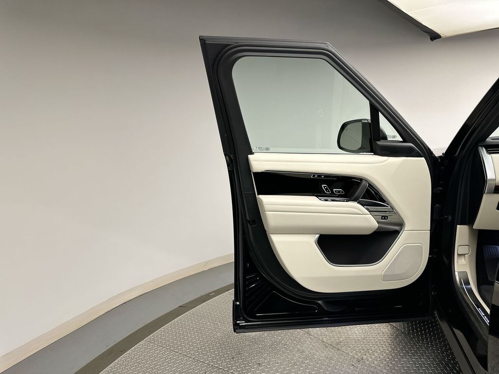 2025 Land Rover Range Rover SE 9