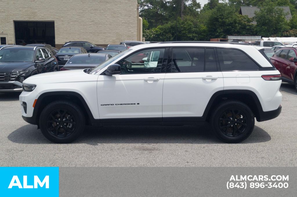 Used 2025 White Jeep Altitude image 11