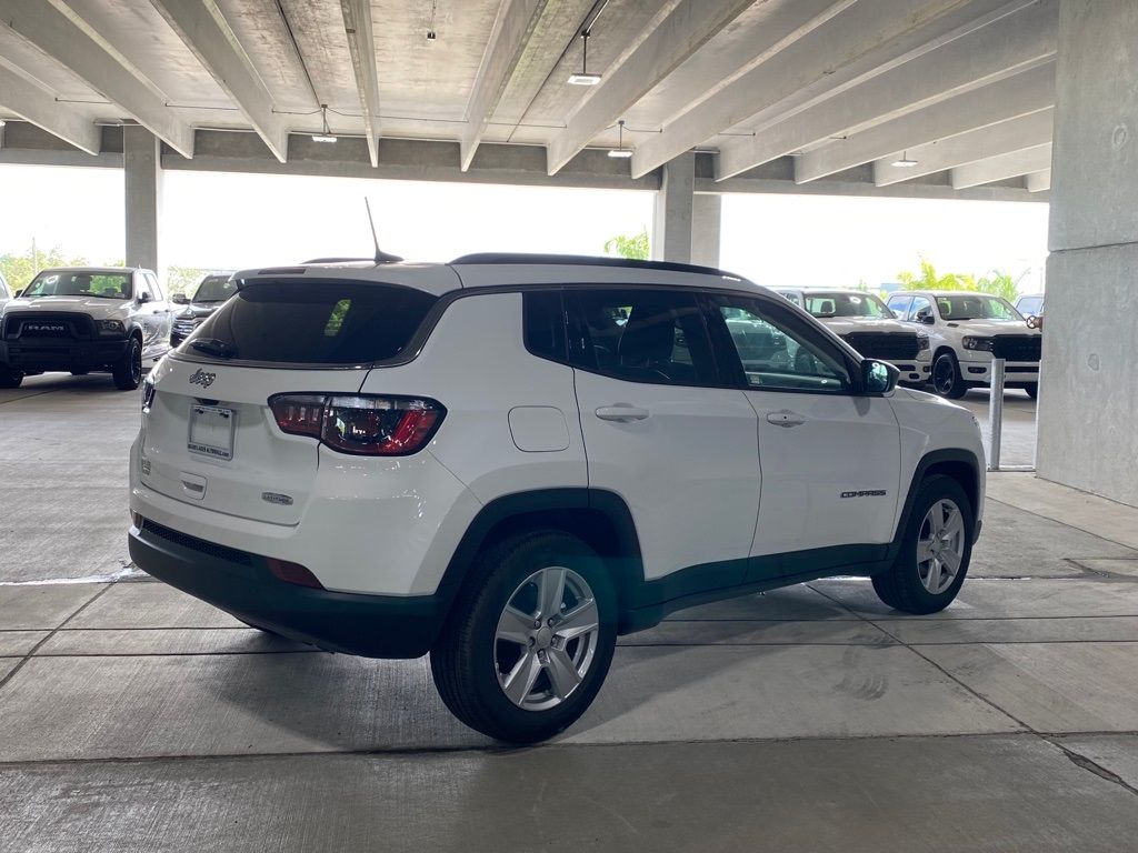 New 2022 Bright White Clearcoat Jeep Latitude image 3