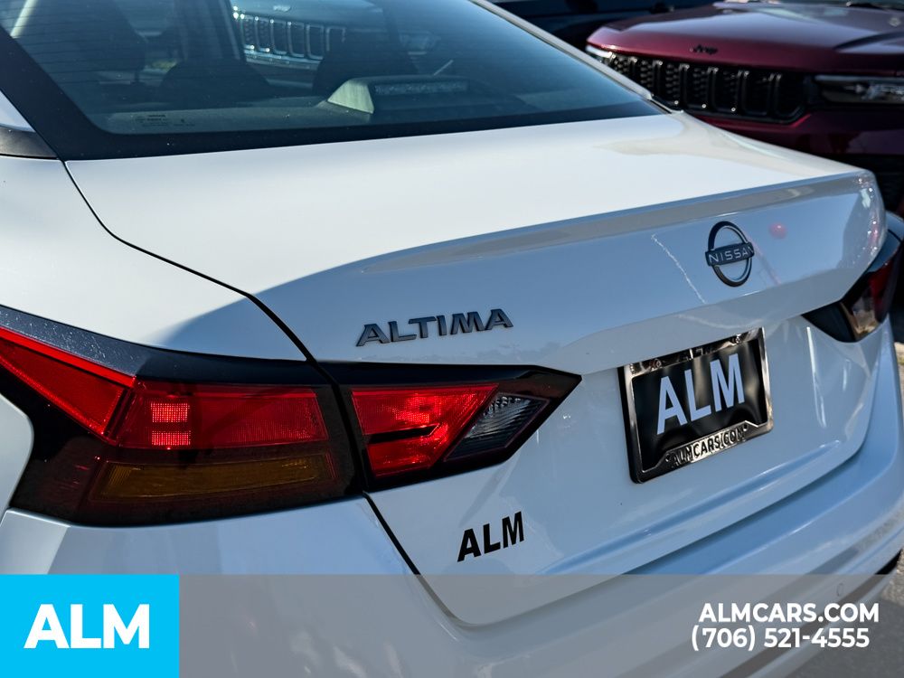 Used 2025 White Nissan 2.5 SV image 6