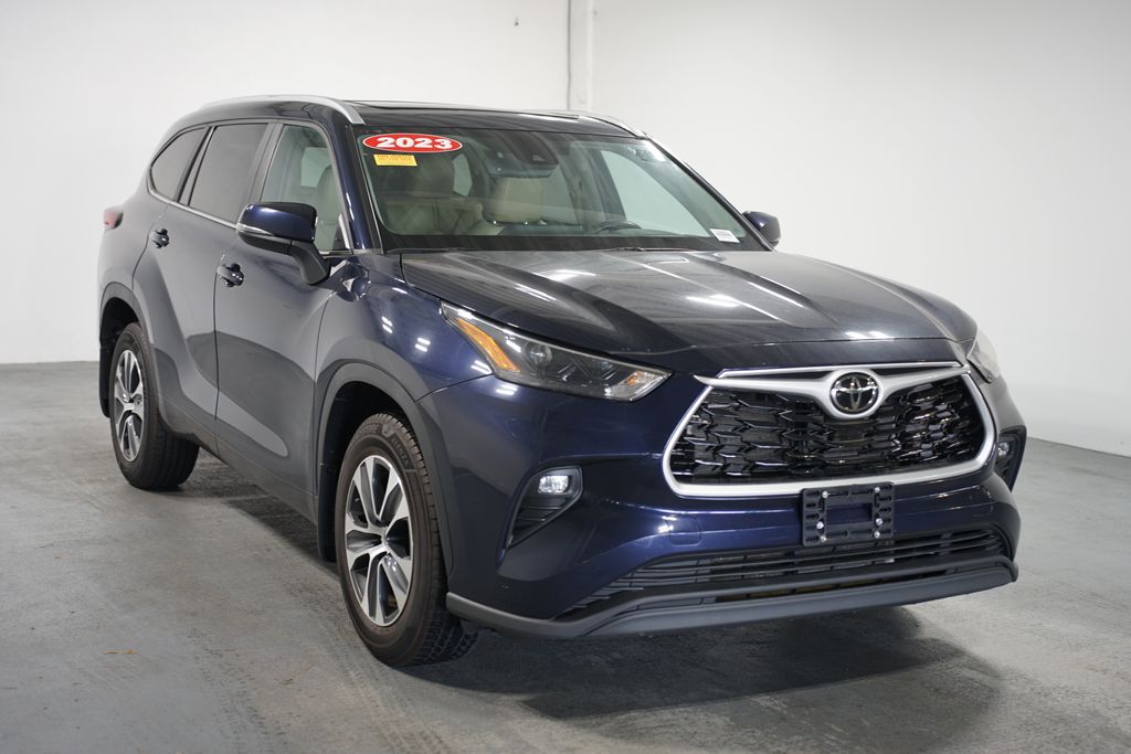 Thumbnail: 2023 Toyota Highlander - 3