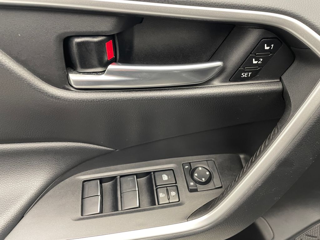 2021 Toyota RAV4 XLE Premium 10