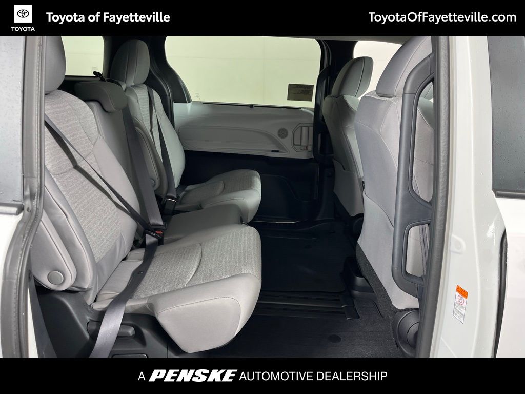 2025 Toyota Sienna LE 9
