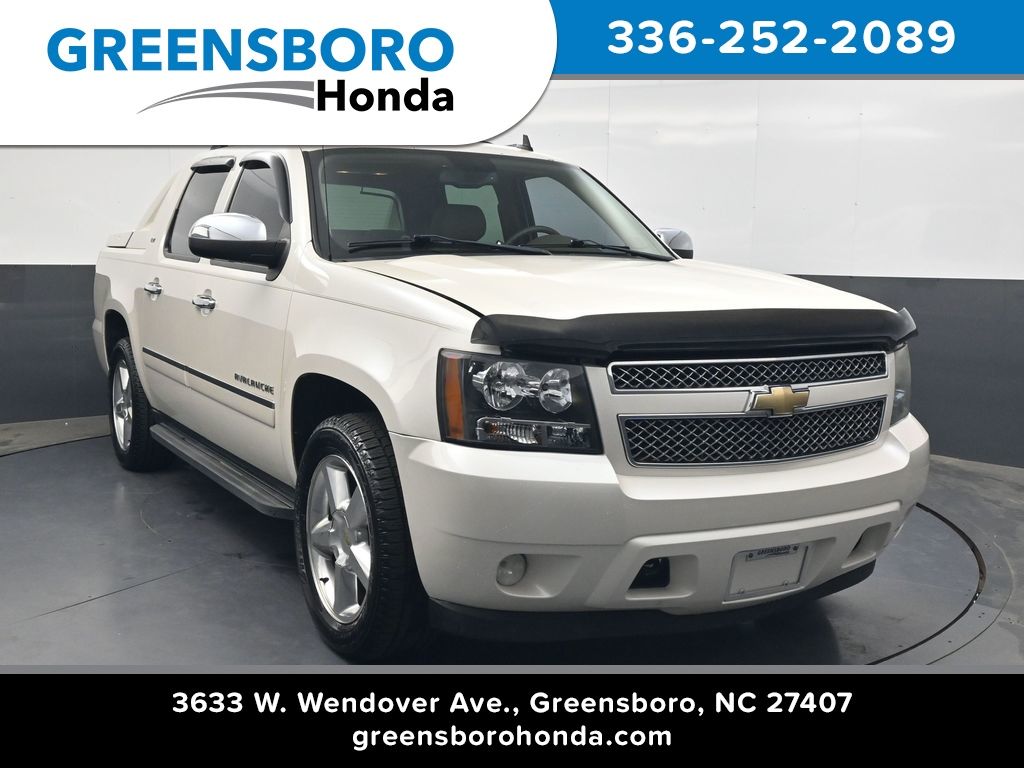 White Diamond Clearcoat 2011 Chevrolet Avalanche LTZ 4WD Pickup Truck Four-Wheel Drive 6-Speed Automatic