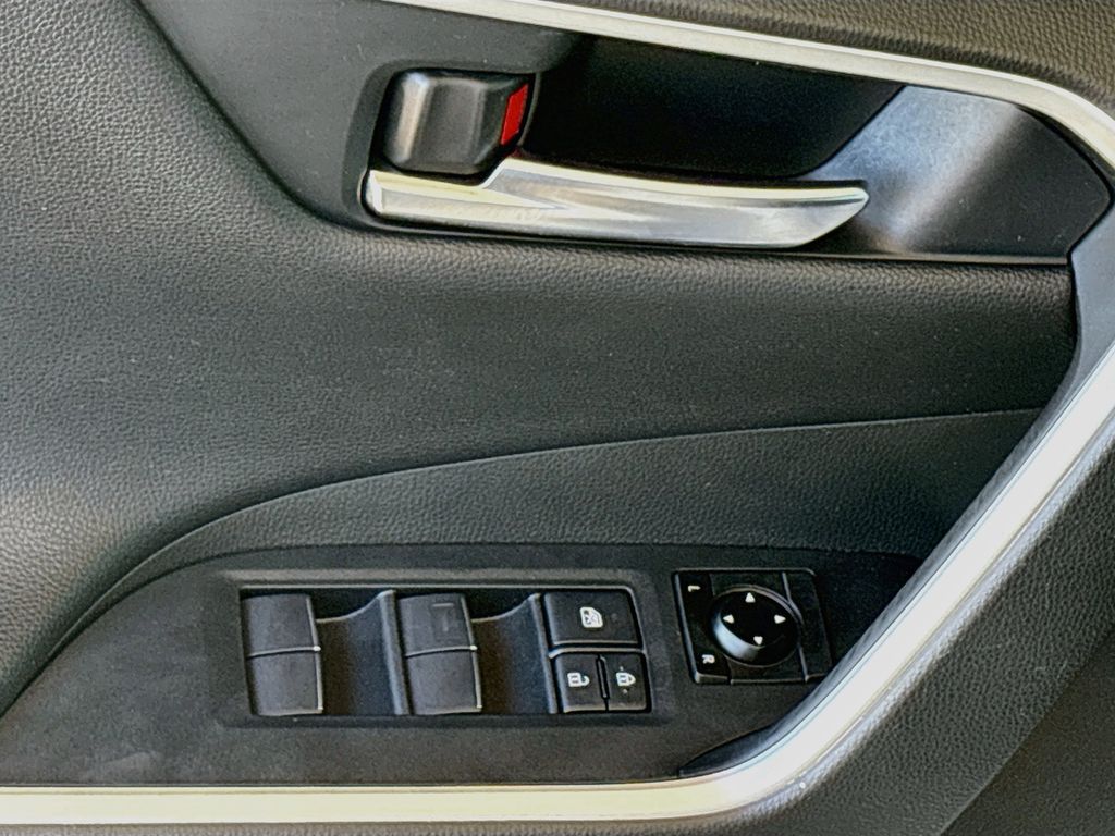 Thumbnail: 2020 Toyota RAV4 - 23
