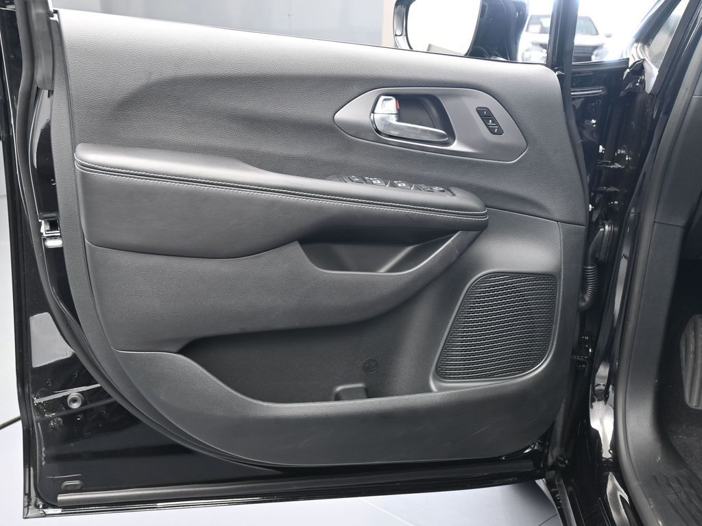 New 2026 Diamond Black Crystal Pearlcoat Chrysler Select image 26