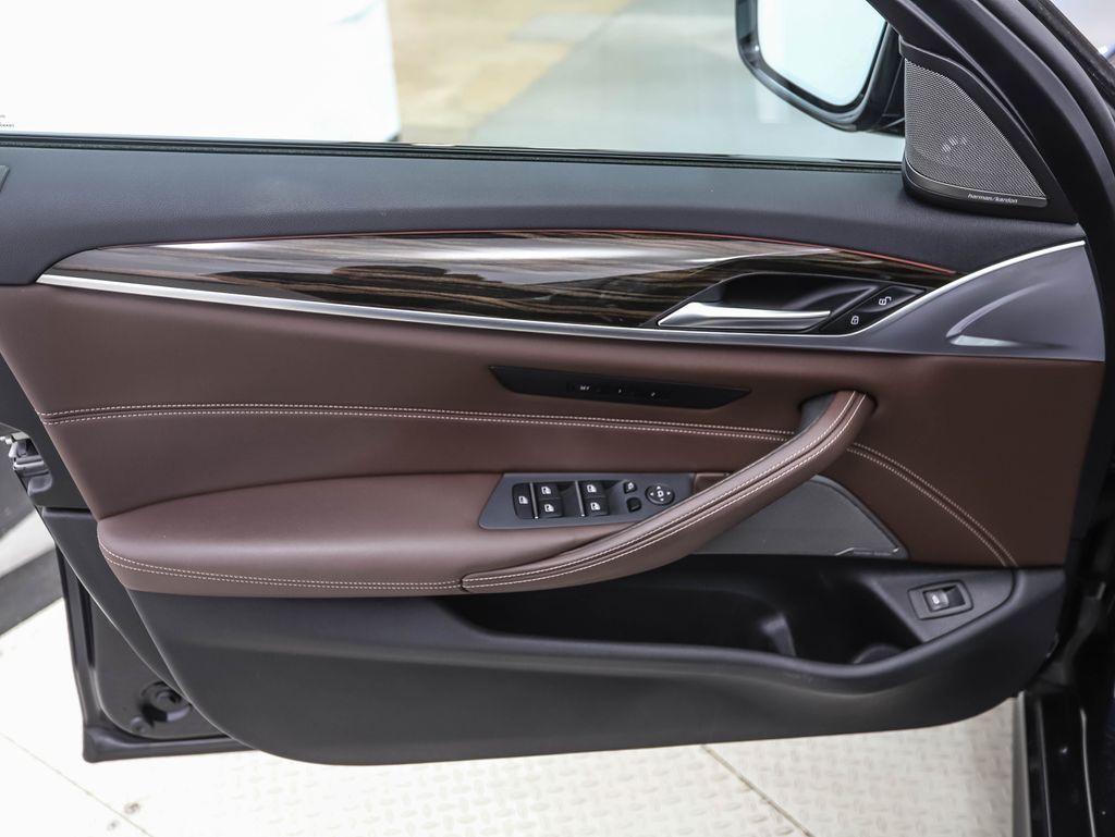 2022 BMW 5 Series 540i xDrive 9