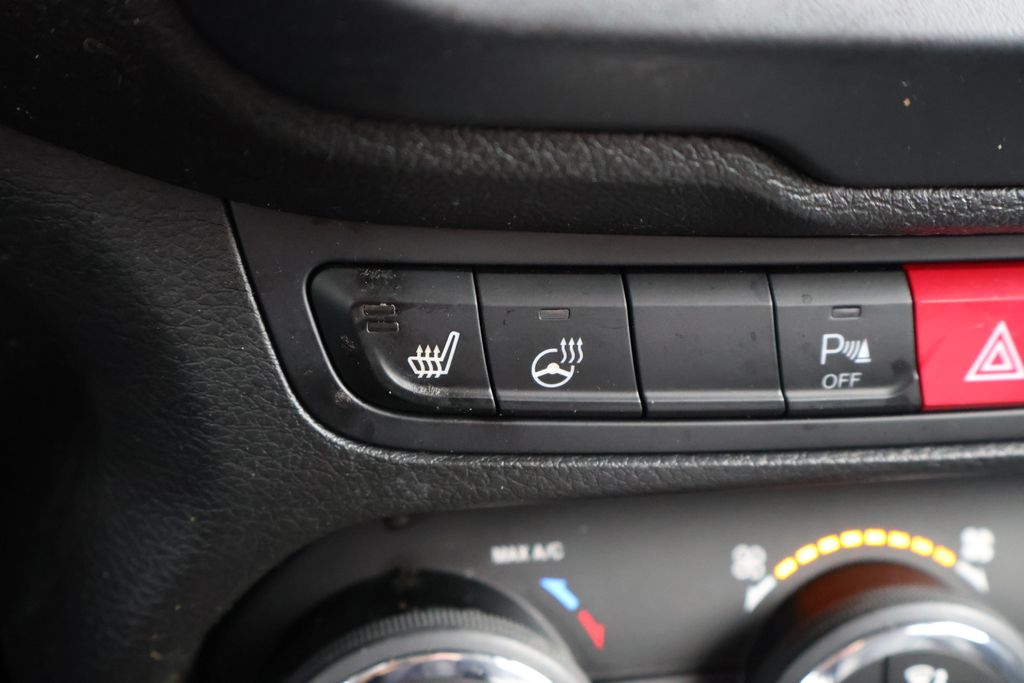 Thumbnail: 2016 Jeep Renegade - 26