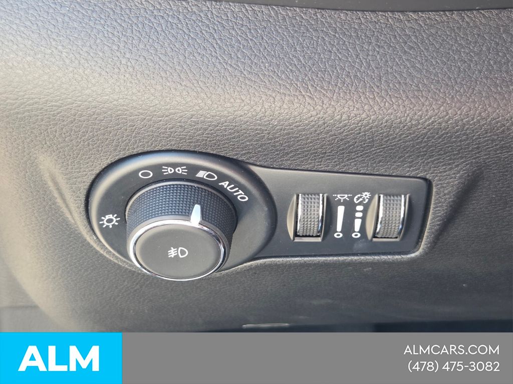 Used 2025 White Jeep Limited image 27