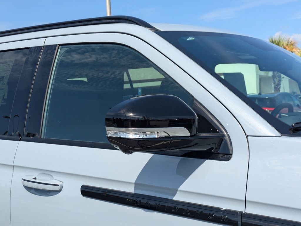 2027 Lincoln Navigator 
