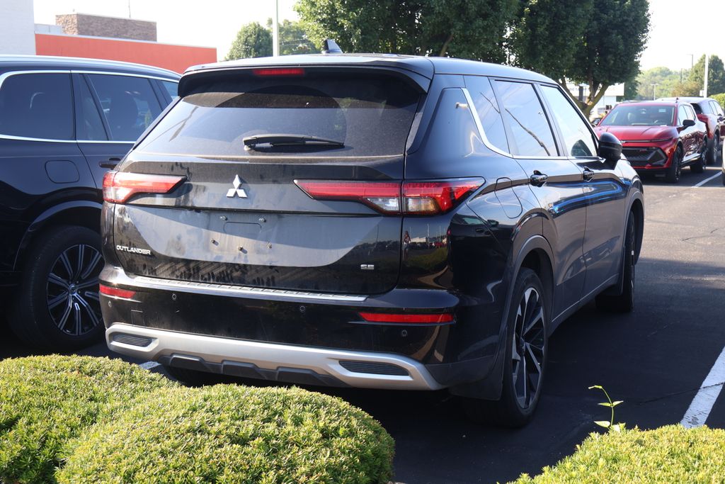Thumbnail: 2023 Mitsubishi Outlander - 7