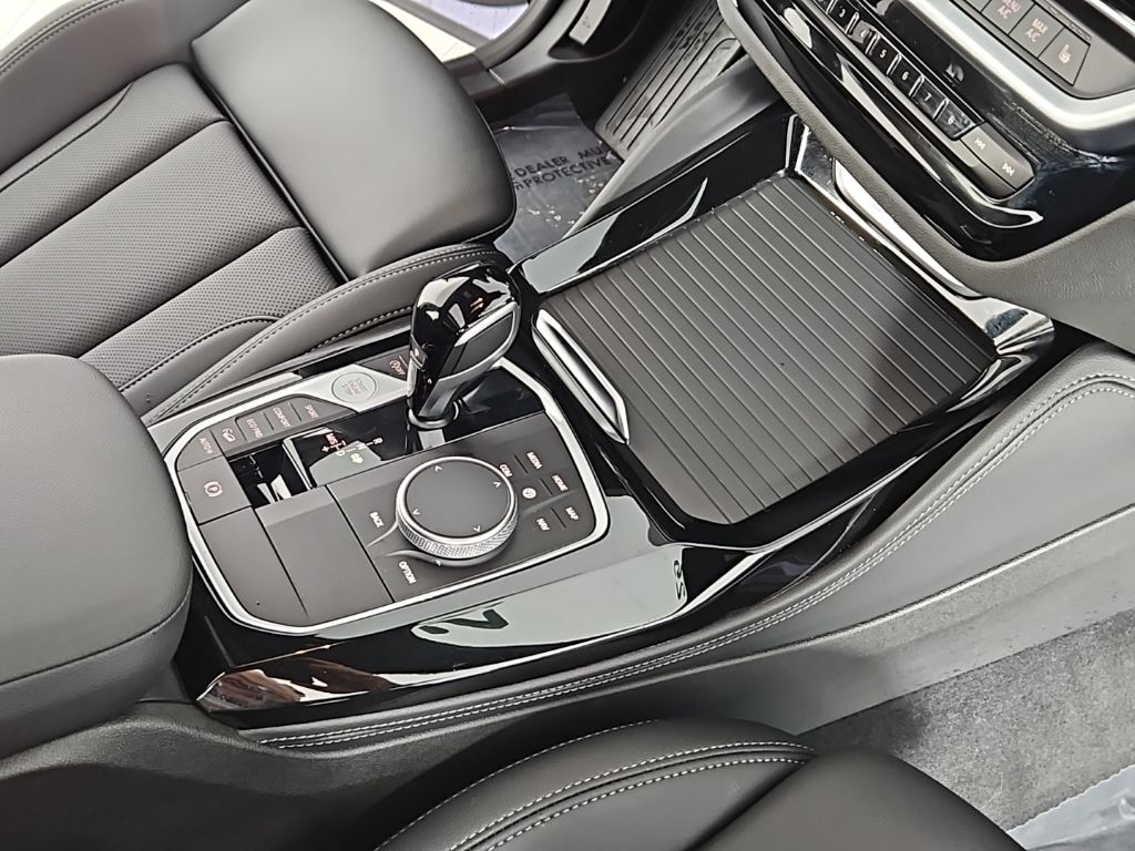 Thumbnail: 2025 BMW X4 - 15