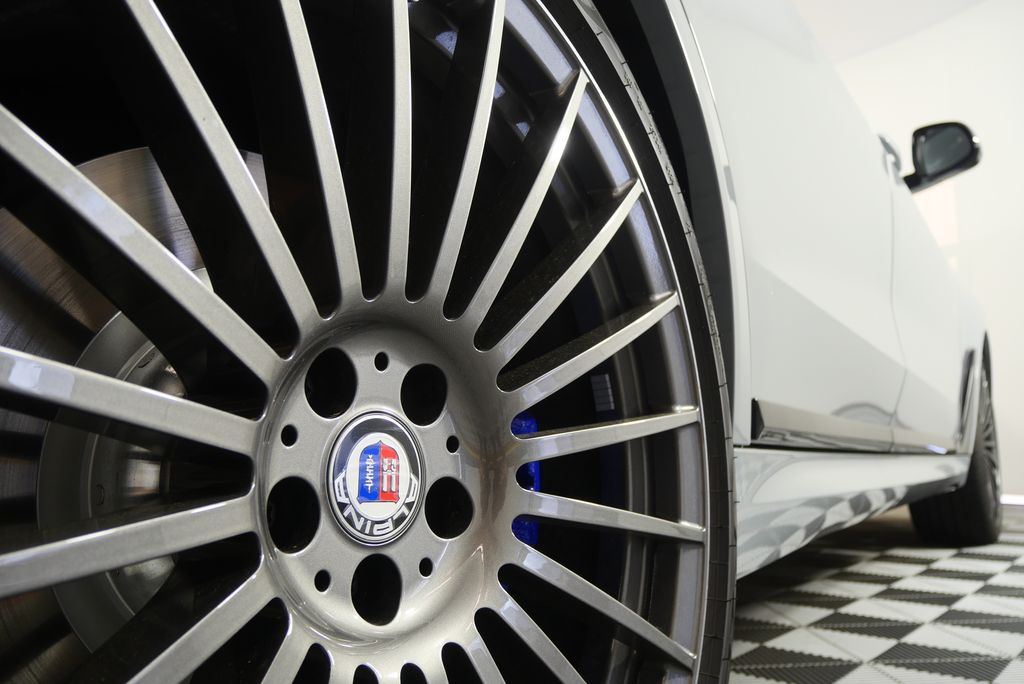 2026 BMW X7 Alpina XB7 4