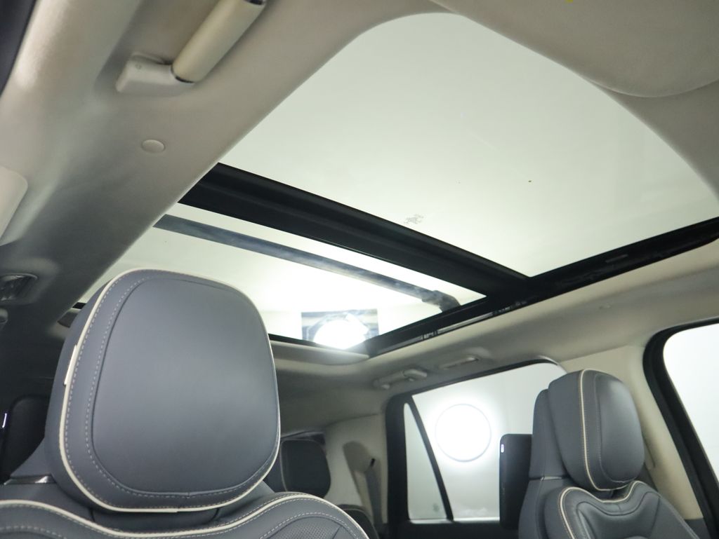 Thumbnail: 2021 Lincoln Navigator L - 19