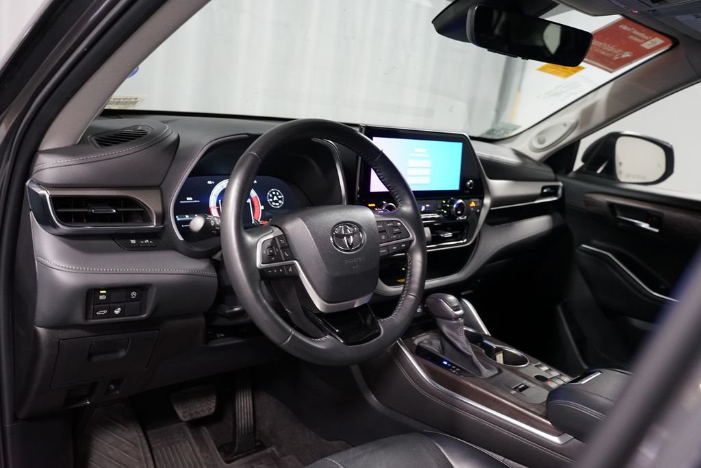 Thumbnail: 2023 Toyota Highlander - 7
