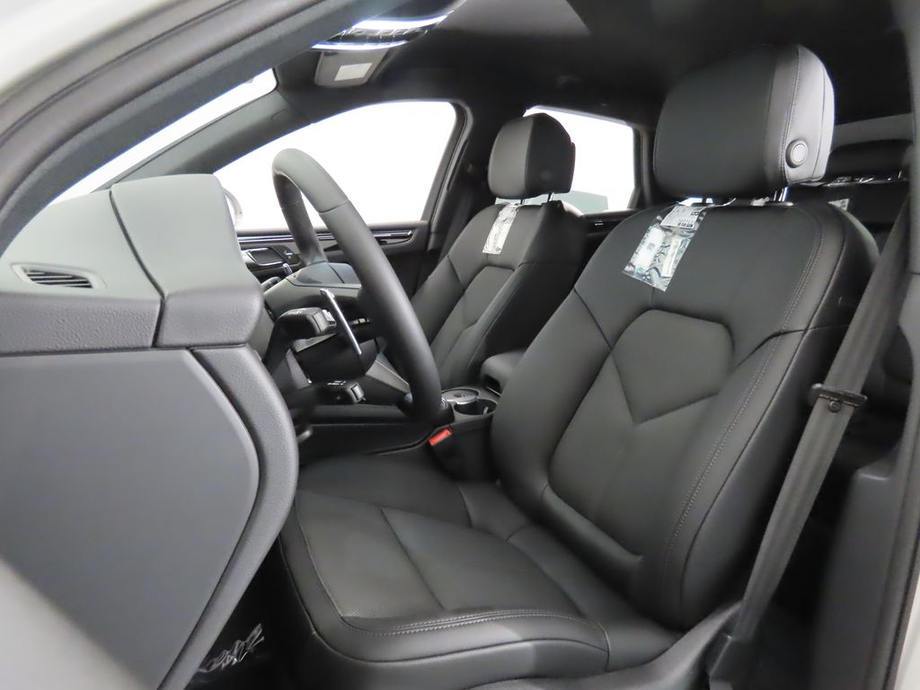 Thumbnail: 2026 Porsche Macan - 5