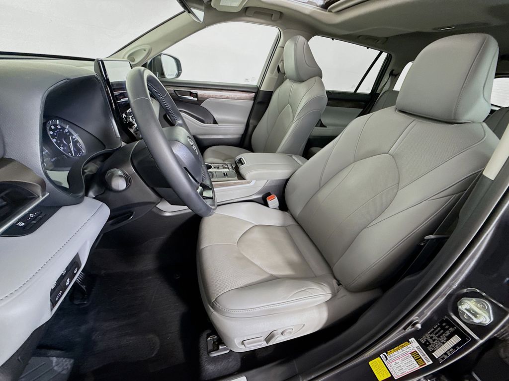 Thumbnail: 2020 Toyota Highlander - 21