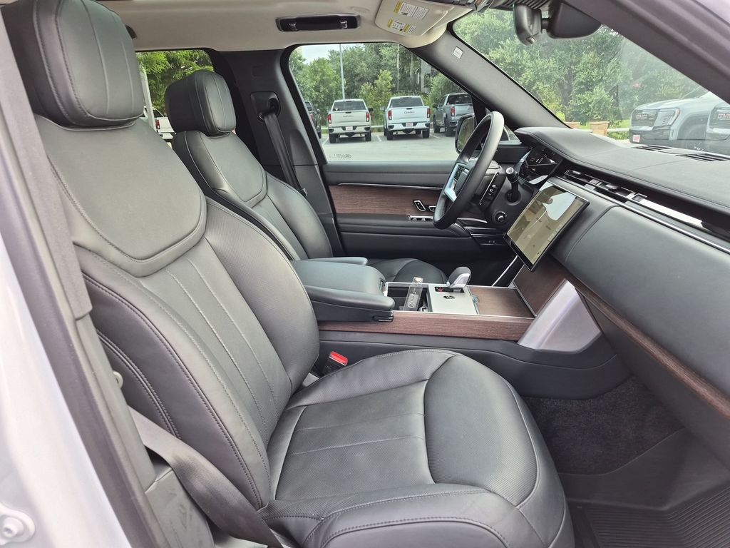 Used 2024 White Land Rover SE image 34