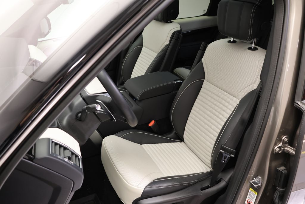 Thumbnail: 2023 Land Rover Discovery - 32