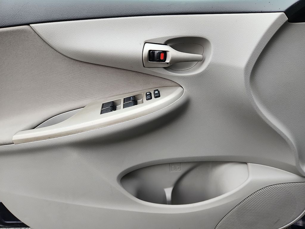 Thumbnail: 2013 Toyota Corolla - 12