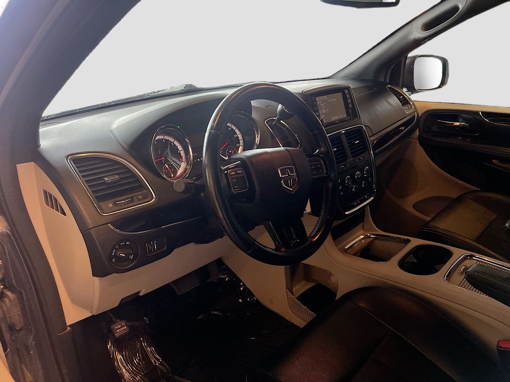 Used 2019 Gray Dodge SXT image 9
