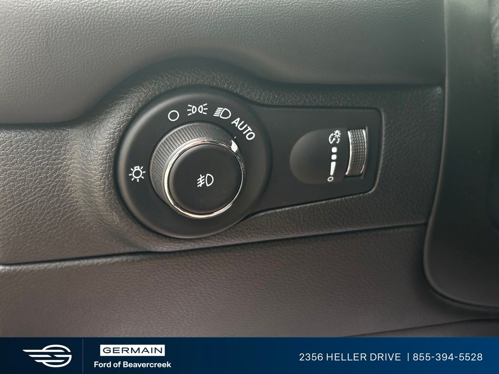 Used 2022 Black Dodge SXT image 26