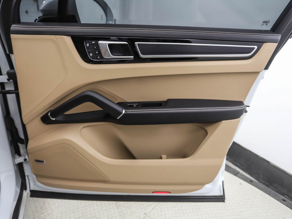 Thumbnail: 2022 Porsche Cayenne - 28