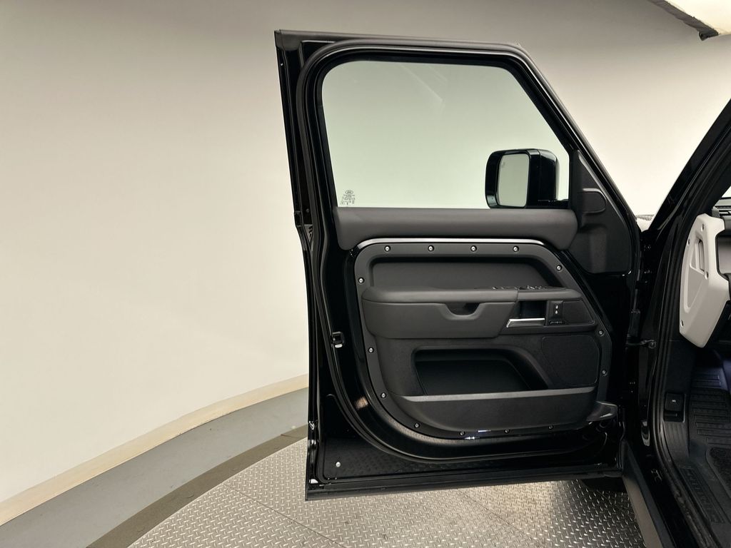 2025 Land Rover Defender 110 8
